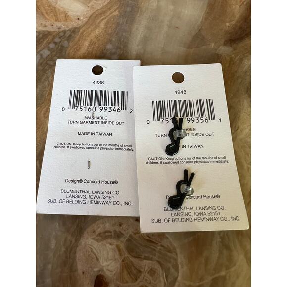 NOS Christmas Buttons: Wreaths & Holly Berry - Picture 4 of 4